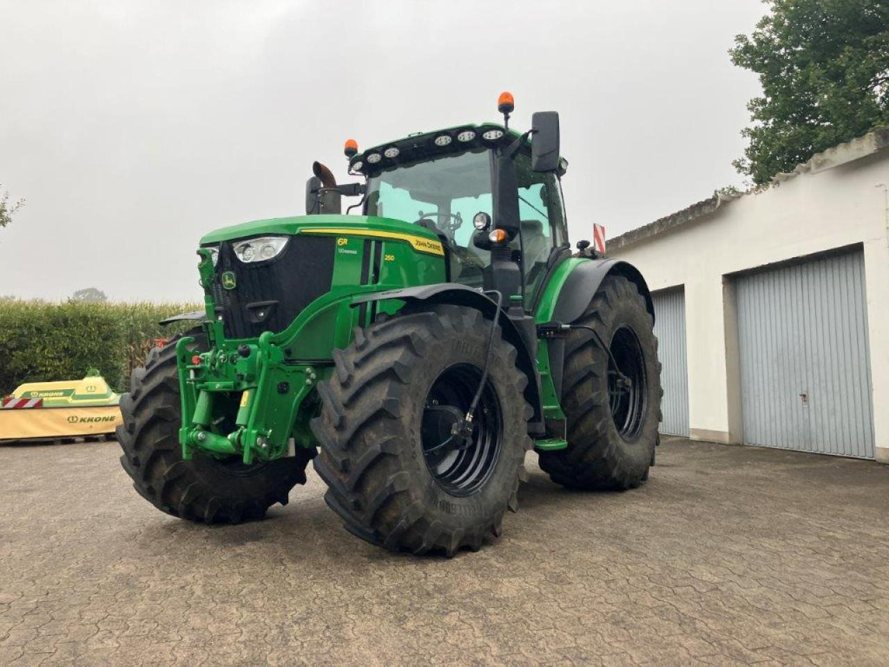 John Deere 6R 250 - Traktor: slika 1 John Deere 6R 250 - Traktor: slika 1