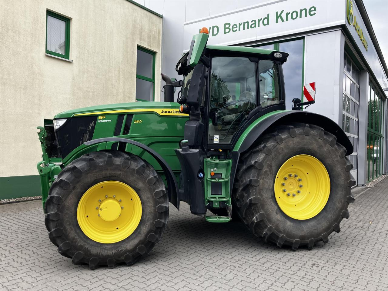 John Deere 6R 250 - Traktor: slika 1 John Deere 6R 250 - Traktor: slika 1