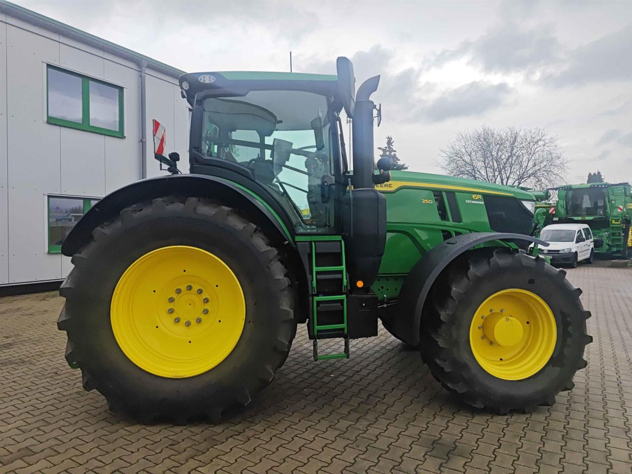 John Deere 6R 250 - Traktor: slika 3 John Deere 6R 250 - Traktor: slika 3