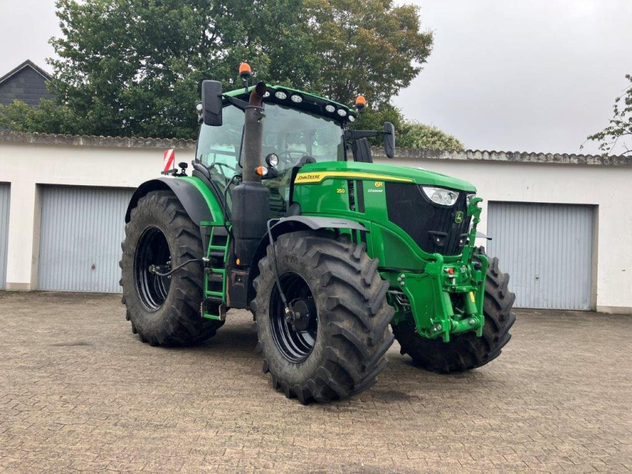 John Deere 6R 250 - Traktor: slika 2 John Deere 6R 250 - Traktor: slika 2