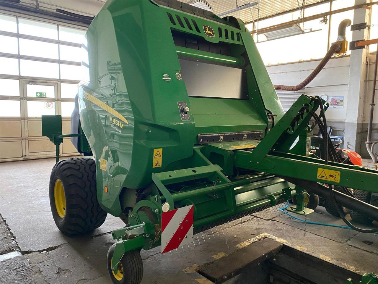 John Deere V451M MaxiCut 13 - Balirka za okrogle bale: slika 2 John Deere V451M MaxiCut 13 - Balirka za okrogle bale: slika 2