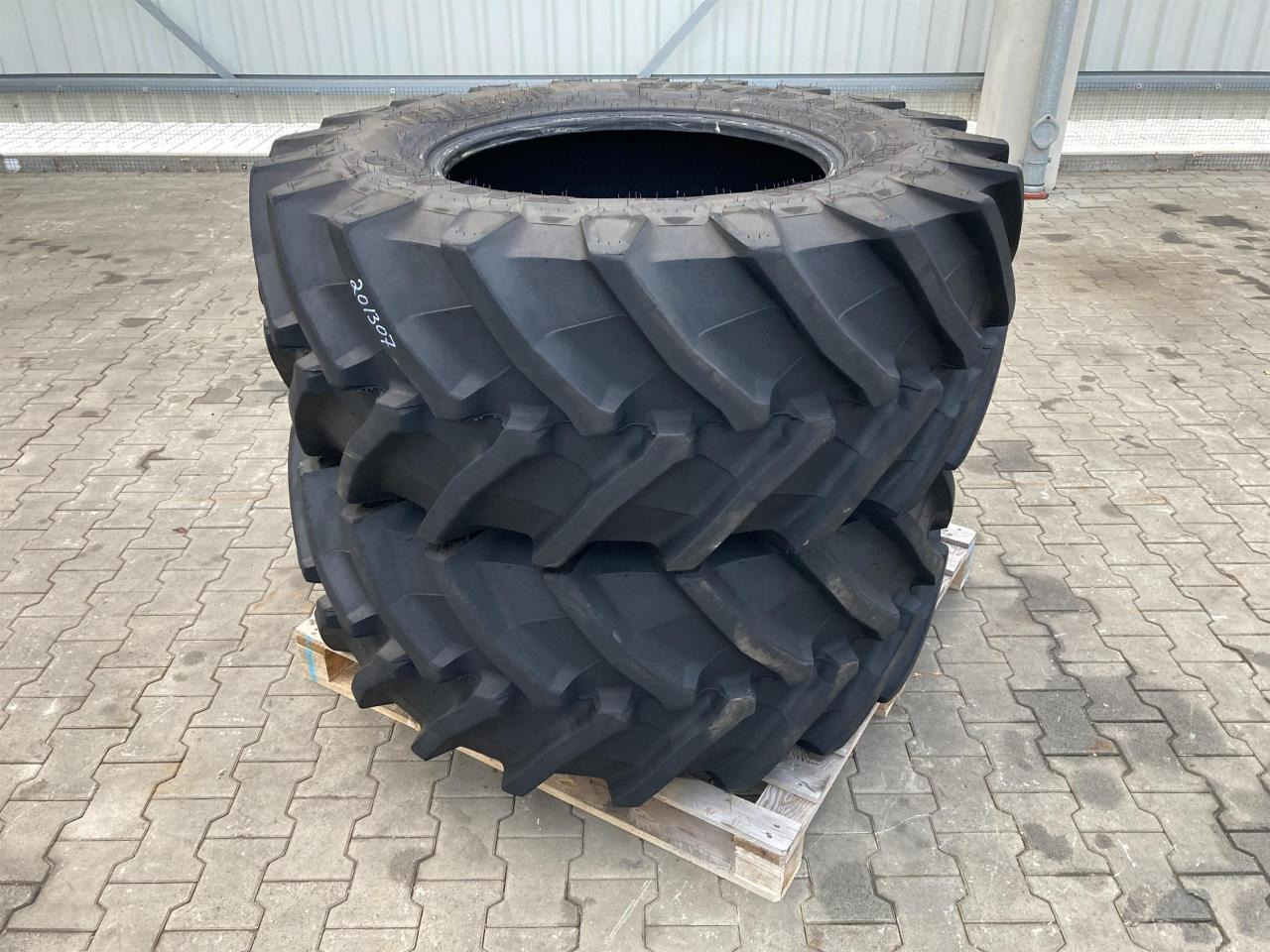Trelleborg 540/65R28 - Guma za Kmetijski stroj: slika 1 Trelleborg 540/65R28 - Guma za Kmetijski stroj: slika 1
