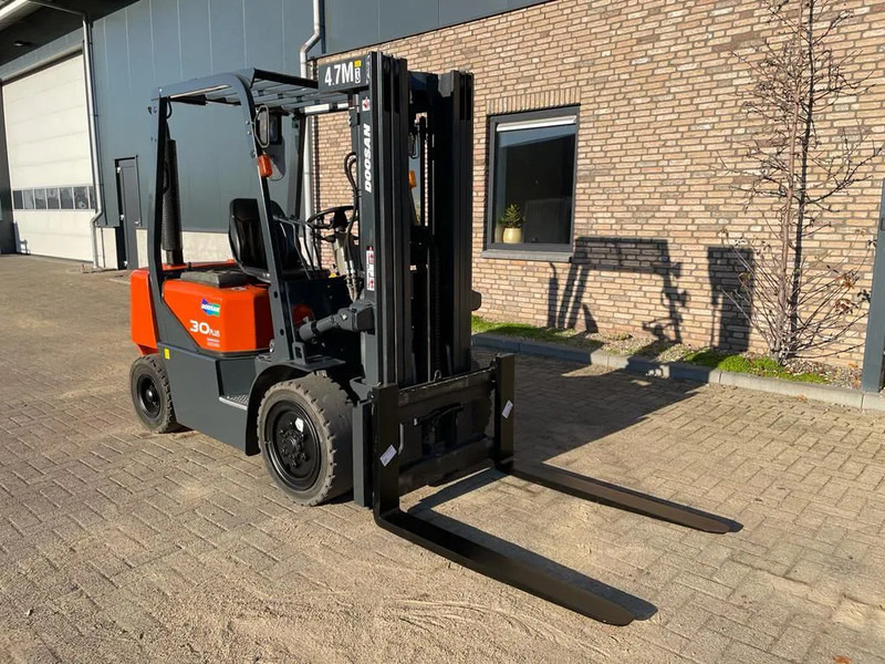 Doosan D30G Yanmar 3 ton Triplex Freelift Sideshift Diesel Heftruck 470 cm hefhoogte - Diesel viličar: slika 4 Doosan D30G Yanmar 3 ton Triplex Freelift Sideshift Diesel Heftruck 470 cm hefhoogte - Diesel viličar: slika 4