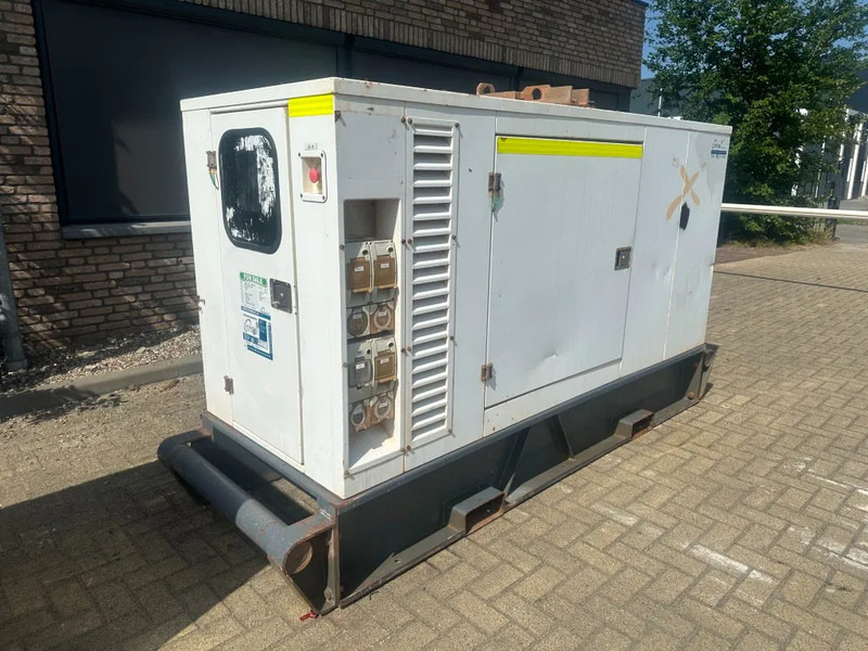 Iveco FPT NEF45 SM1A.A004 Stamford 60 kVA Silent Renrtal generatorset - Generator: slika 5 Iveco FPT NEF45 SM1A.A004 Stamford 60 kVA Silent Renrtal generatorset - Generator: slika 5