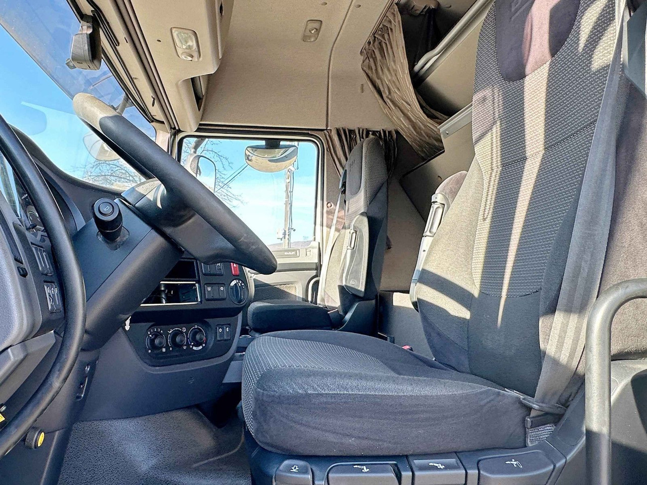 DAF XF 460 * Sattelzugmaschine * TOPZUSTAND - Vlačilec: slika 5 DAF XF 460 * Sattelzugmaschine * TOPZUSTAND - Vlačilec: slika 5