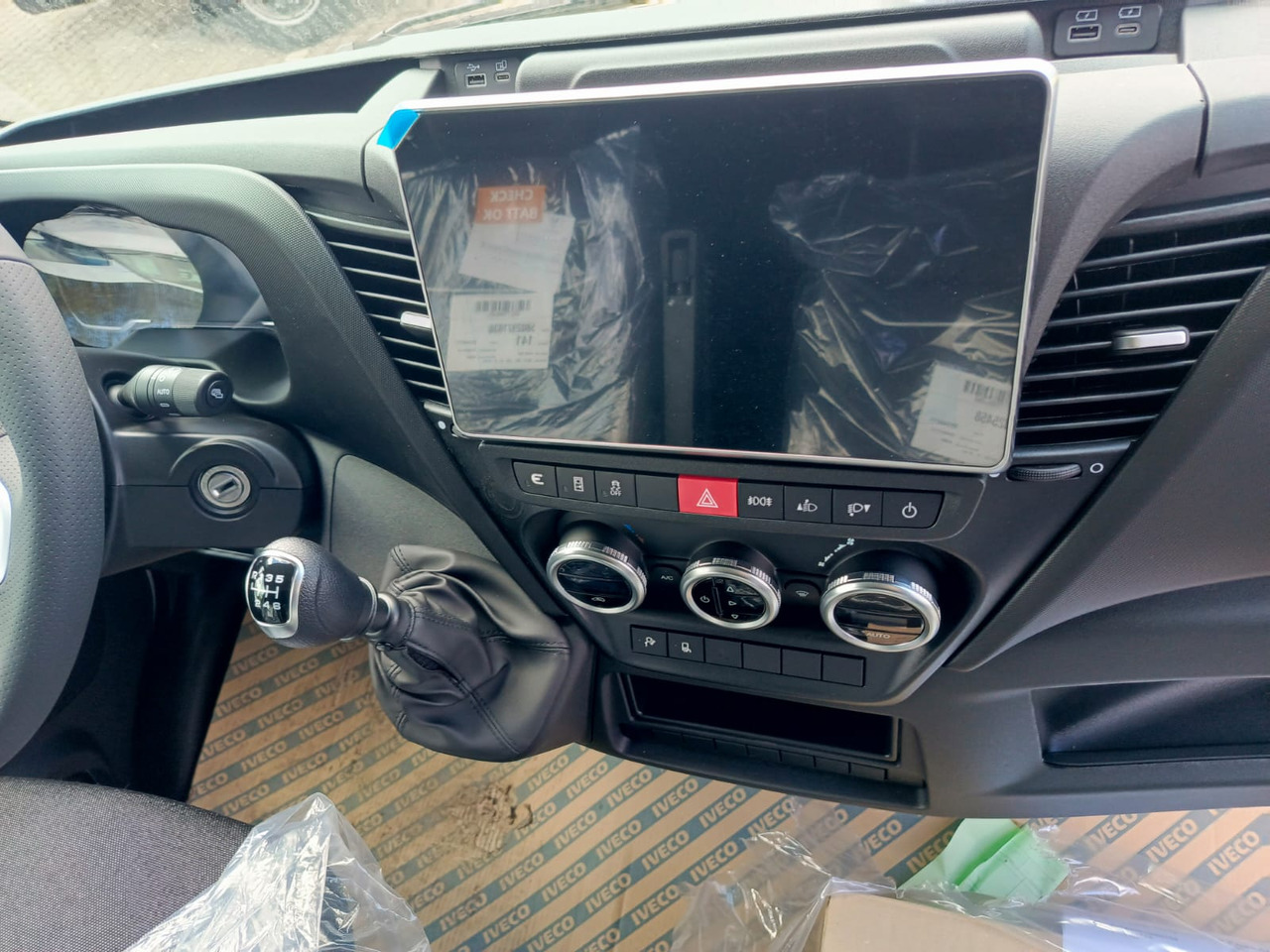 IVECO Daily 35 180 7-Sitzer - Potniški kombi, Dostavno vozilo z dvojno kabino: slika 5 IVECO Daily 35 180 7-Sitzer - Potniški kombi, Dostavno vozilo z dvojno kabino: slika 5