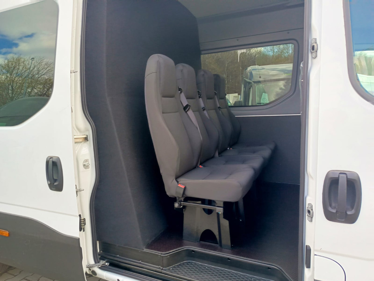 IVECO Daily 35 180 7-Sitzer - Potniški kombi, Dostavno vozilo z dvojno kabino: slika 1 IVECO Daily 35 180 7-Sitzer - Potniški kombi, Dostavno vozilo z dvojno kabino: slika 1