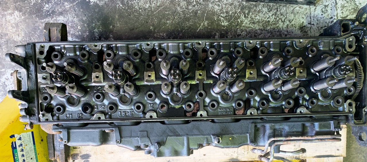 CYLINDER HEAD WITH VALVES,ROCKER SHAFT (INTAKE AND EXHAUST),REINFORCING FRAME ACTROS MP4 OM471 LA EURO 5 - Motor in deli za Tovornjak: slika 5 CYLINDER HEAD WITH VALVES,ROCKER SHAFT (INTAKE AND EXHAUST),REINFORCING FRAME ACTROS MP4 OM471 LA EURO 5 - Motor in deli za Tovornjak: slika 5
