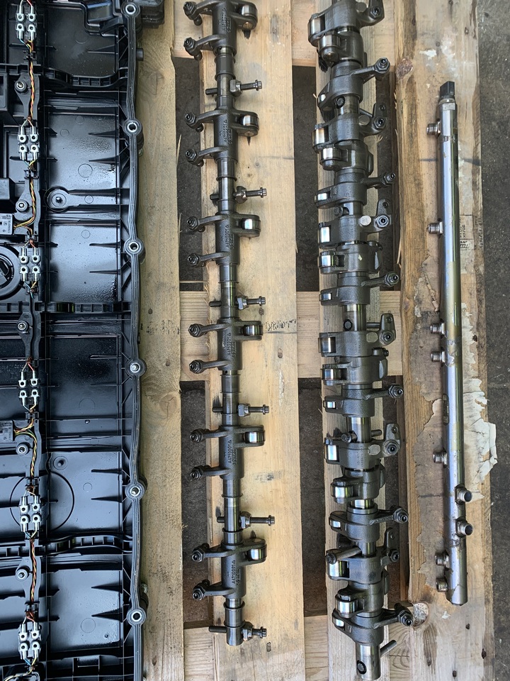 CYLINDER HEAD WITH VALVES,ROCKER SHAFT (INTAKE AND EXHAUST),REINFORCING FRAME ACTROS MP4 OM471 LA EURO 5 - Motor in deli za Tovornjak: slika 2 CYLINDER HEAD WITH VALVES,ROCKER SHAFT (INTAKE AND EXHAUST),REINFORCING FRAME ACTROS MP4 OM471 LA EURO 5 - Motor in deli za Tovornjak: slika 2