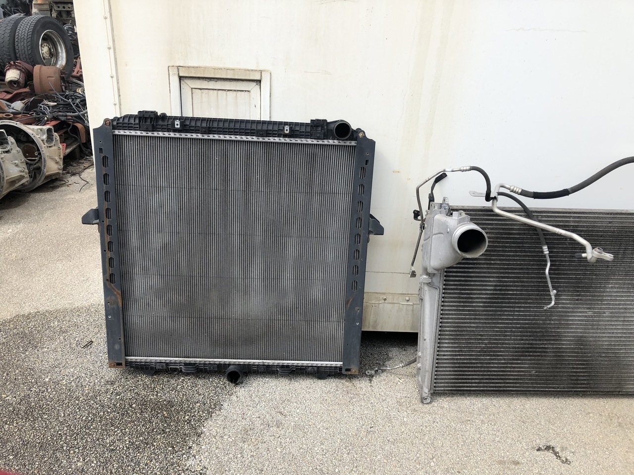 RADIATOR,INTERCOOLER,ADBLUE CONTAINER ACTROS MP4 - Hladilnik motorja za Tovornjak: slika 1 RADIATOR,INTERCOOLER,ADBLUE CONTAINER ACTROS MP4 - Hladilnik motorja za Tovornjak: slika 1