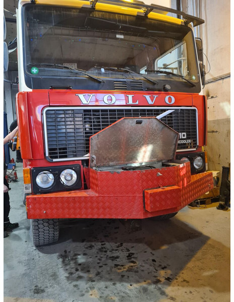 Volvo F10 6x6 with crane - Tovornjak s kesonom, Tovornjak z dvigalom: slika 4 Volvo F10 6x6 with crane - Tovornjak s kesonom, Tovornjak z dvigalom: slika 4