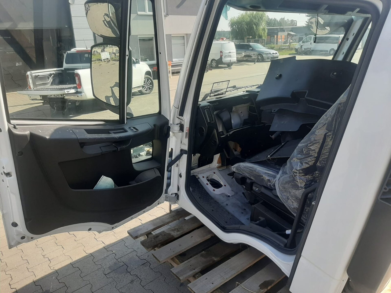 IVECO EUROCARGO 150-280 EURO 5-6 CABIN 4X2 NEW AUTOMATIC 000135A - Kabina za Tovornjak: slika 3 IVECO EUROCARGO 150-280 EURO 5-6 CABIN 4X2 NEW AUTOMATIC 000135A - Kabina za Tovornjak: slika 3