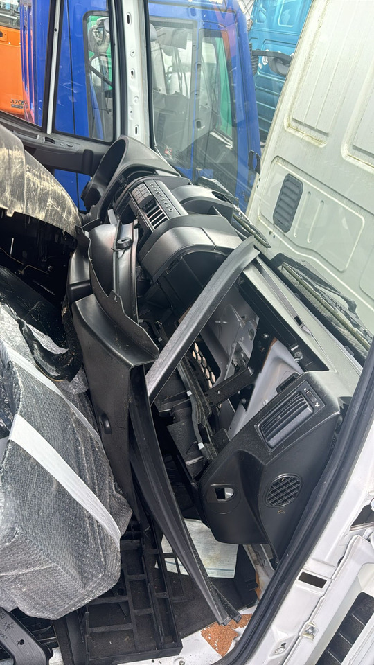 IVECO EUROCARGO 150-280 EURO 5-6 CABIN 4X2 NEW AUTOMATIC 000135A - Kabina za Tovornjak: slika 4 IVECO EUROCARGO 150-280 EURO 5-6 CABIN 4X2 NEW AUTOMATIC 000135A - Kabina za Tovornjak: slika 4