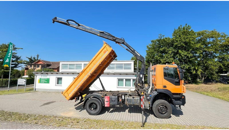 Tovornjak prekucnik, Tovornjak z dvigalom Iveco Trakker 360 EEV - 3 way tipper + crane: slika 7