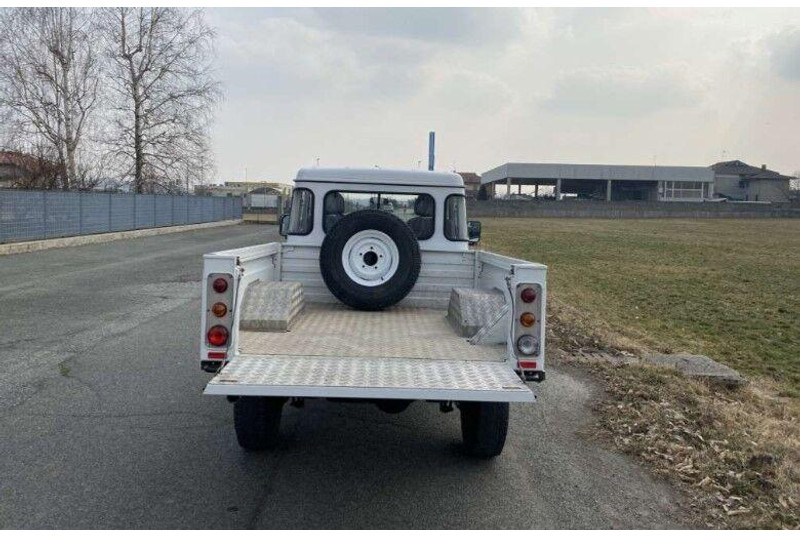 Land Rover Defender 110 - 2.2 Td4 4x4 Platós - Dostavno vozilo s kesonom: slika 4 Land Rover Defender 110 - 2.2 Td4 4x4 Platós - Dostavno vozilo s kesonom: slika 4