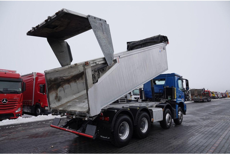 Mercedes-Benz AROCS 3243 / 8x4 / WYWROTKA 20m3 / TYLNOZSYP / EURO 6 / OPONY 10 - Tovornjak prekucnik: slika 4 Mercedes-Benz AROCS 3243 / 8x4 / WYWROTKA 20m3 / TYLNOZSYP / EURO 6 / OPONY 10 - Tovornjak prekucnik: slika 4