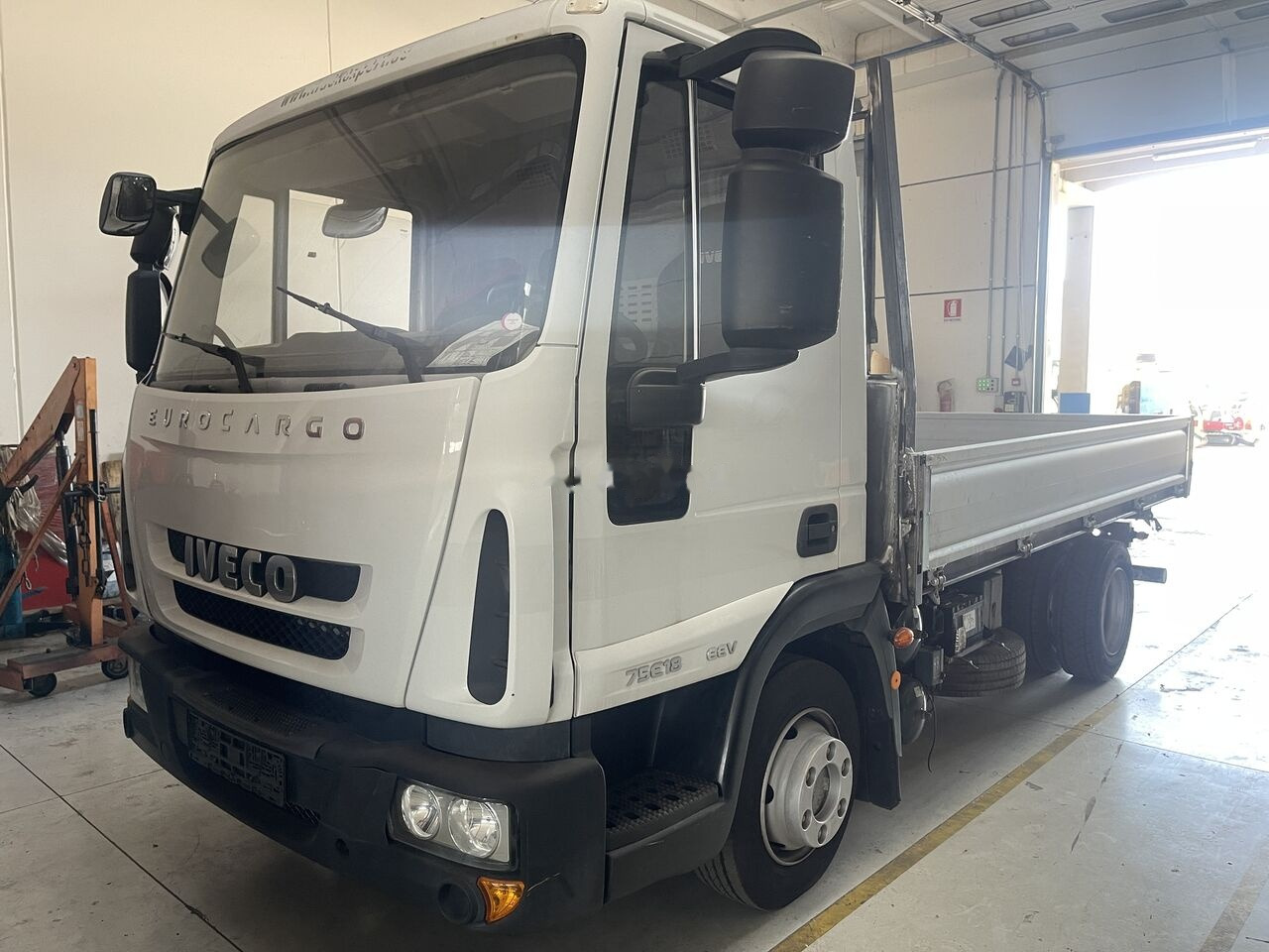 IVECO EuroCargo 75E18 - Tovornjak prekucnik: slika 2 IVECO EuroCargo 75E18 - Tovornjak prekucnik: slika 2