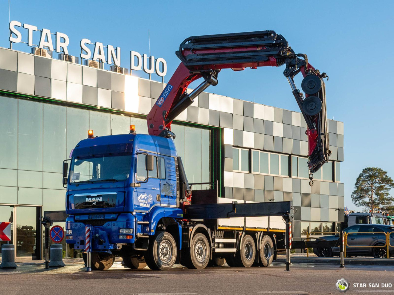 - Tovornjak z dvigalom: slika 1 - Tovornjak z dvigalom: slika 1