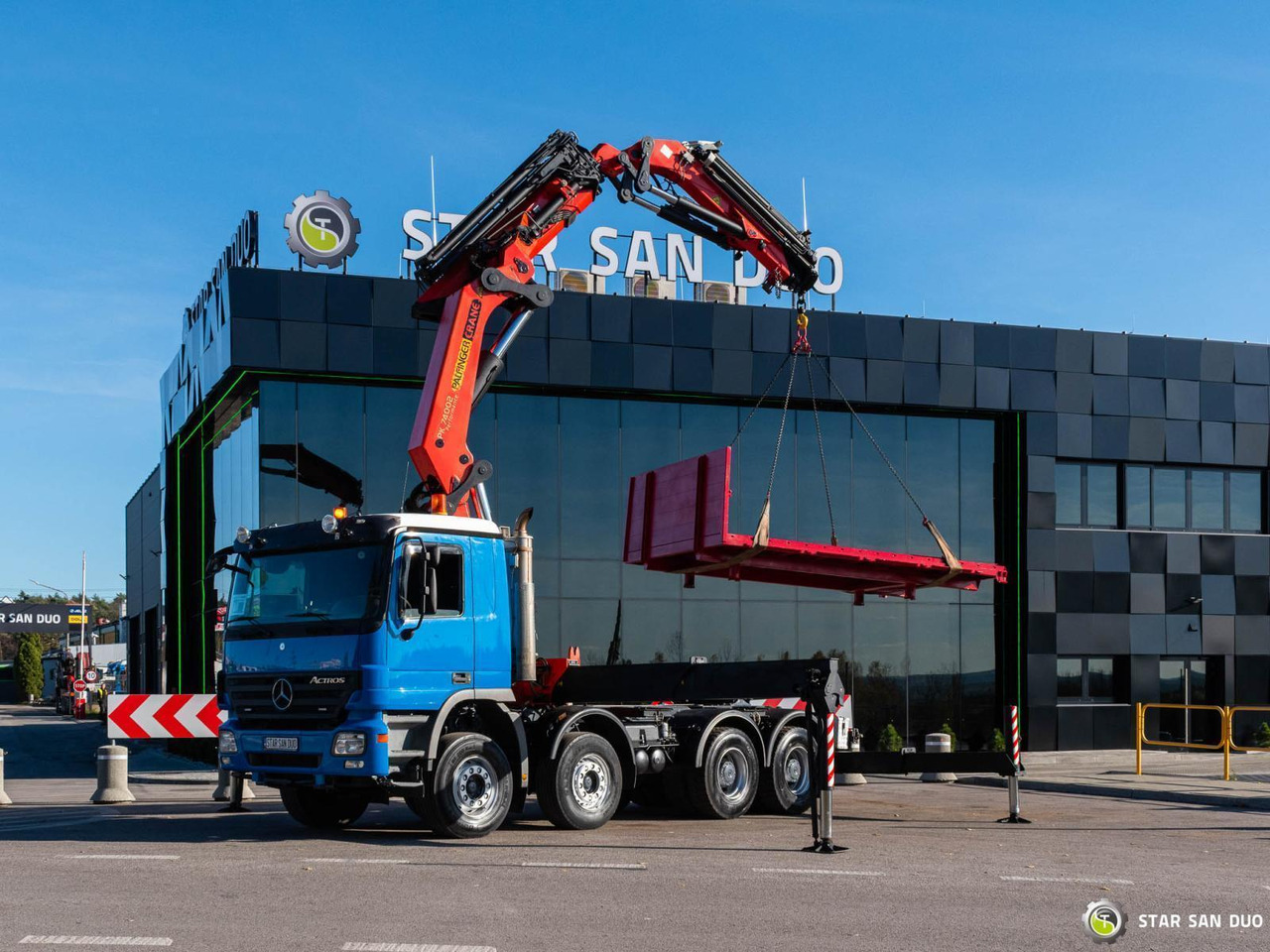 - Tovornjak z dvigalom: slika 1 - Tovornjak z dvigalom: slika 1