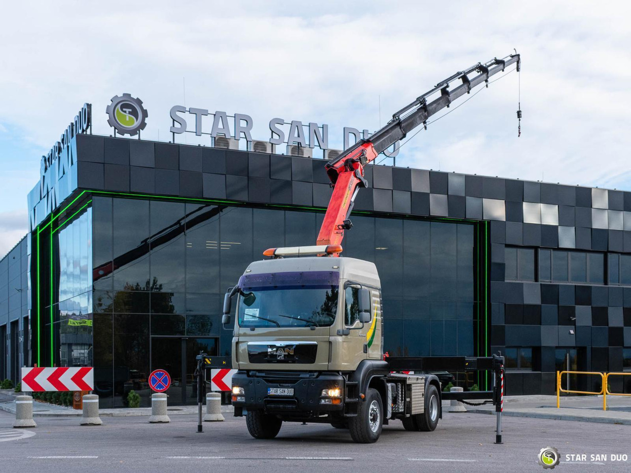 - Tovornjak z dvigalom: slika 4 - Tovornjak z dvigalom: slika 4