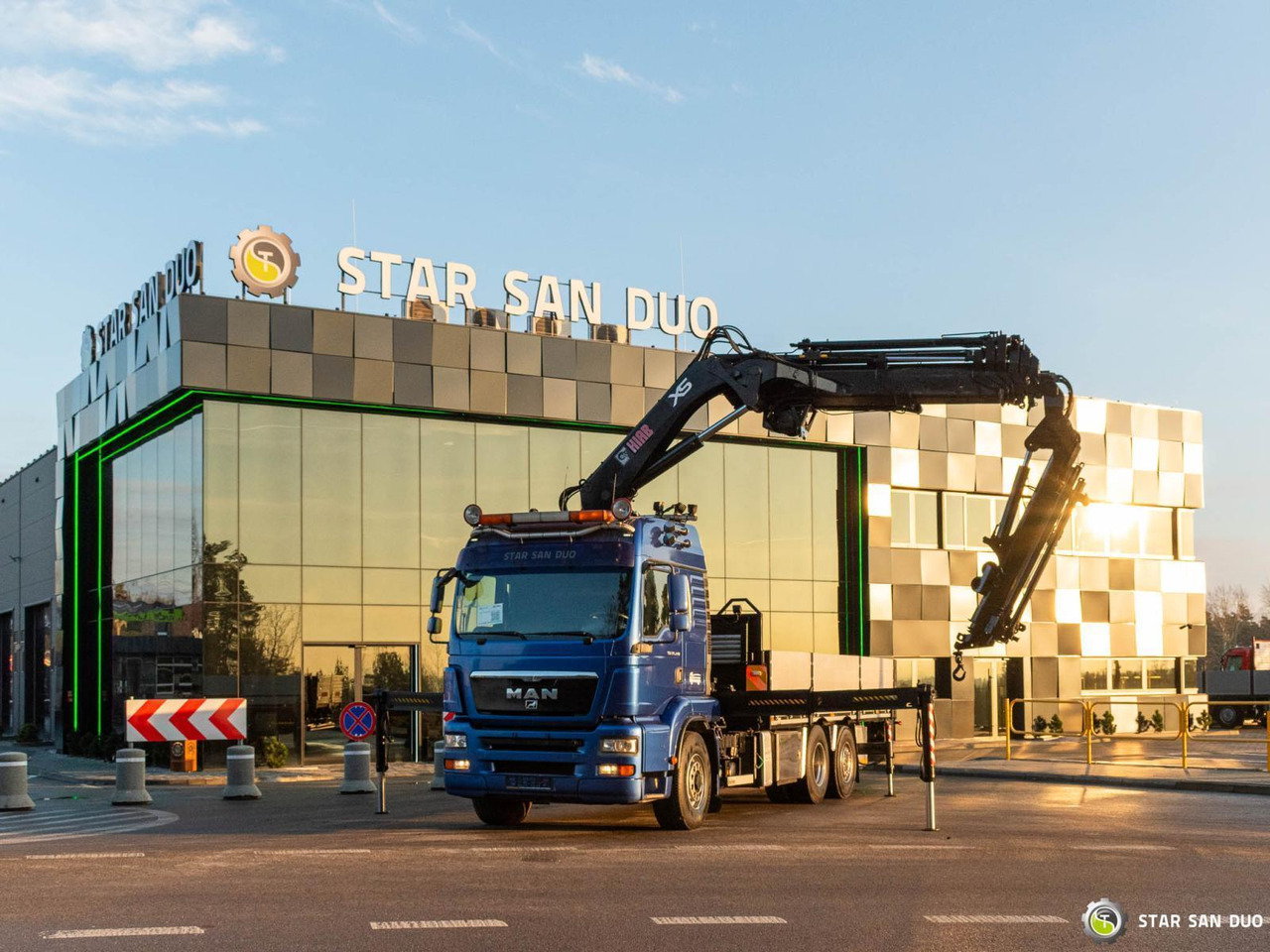 - Tovornjak z dvigalom: slika 2 - Tovornjak z dvigalom: slika 2