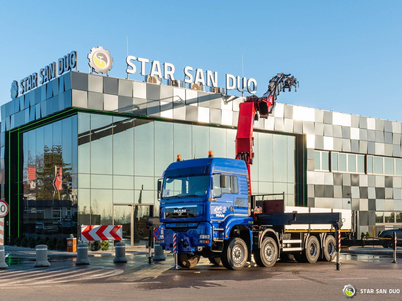 - Tovornjak z dvigalom: slika 2 - Tovornjak z dvigalom: slika 2