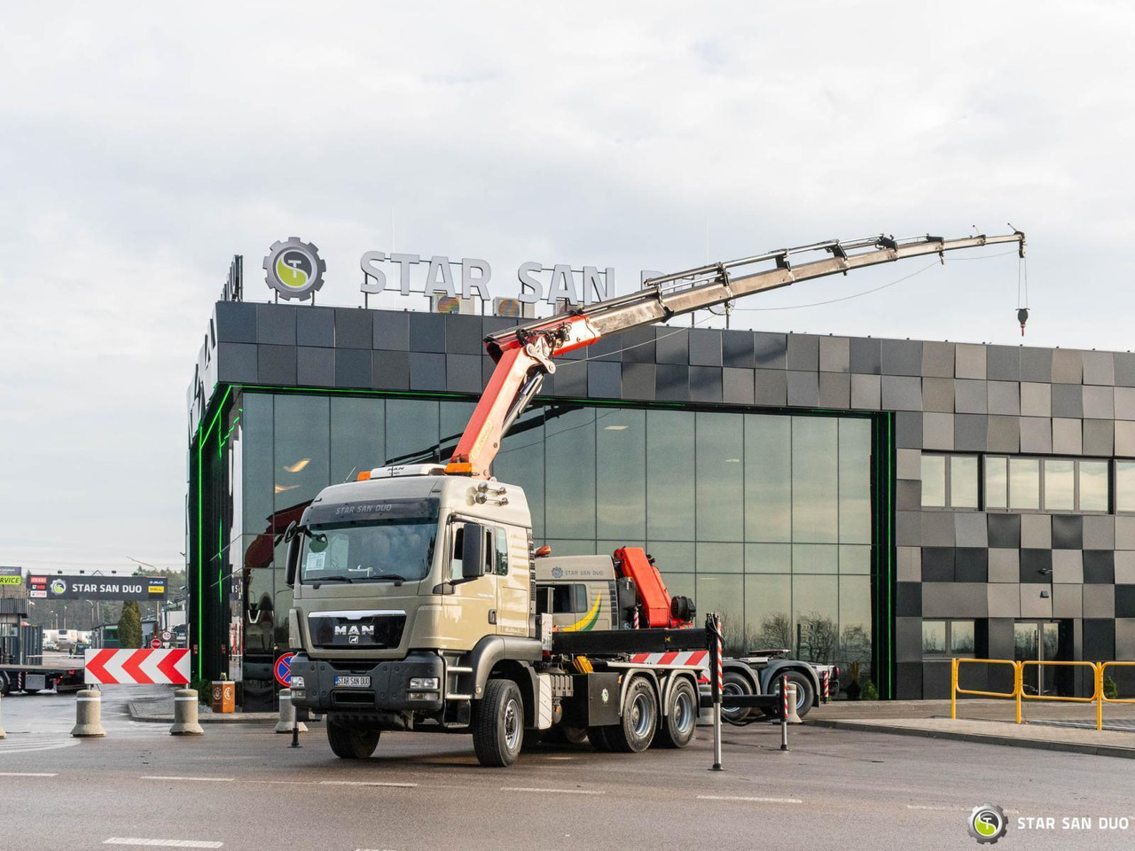 - Tovornjak z dvigalom: slika 1 - Tovornjak z dvigalom: slika 1