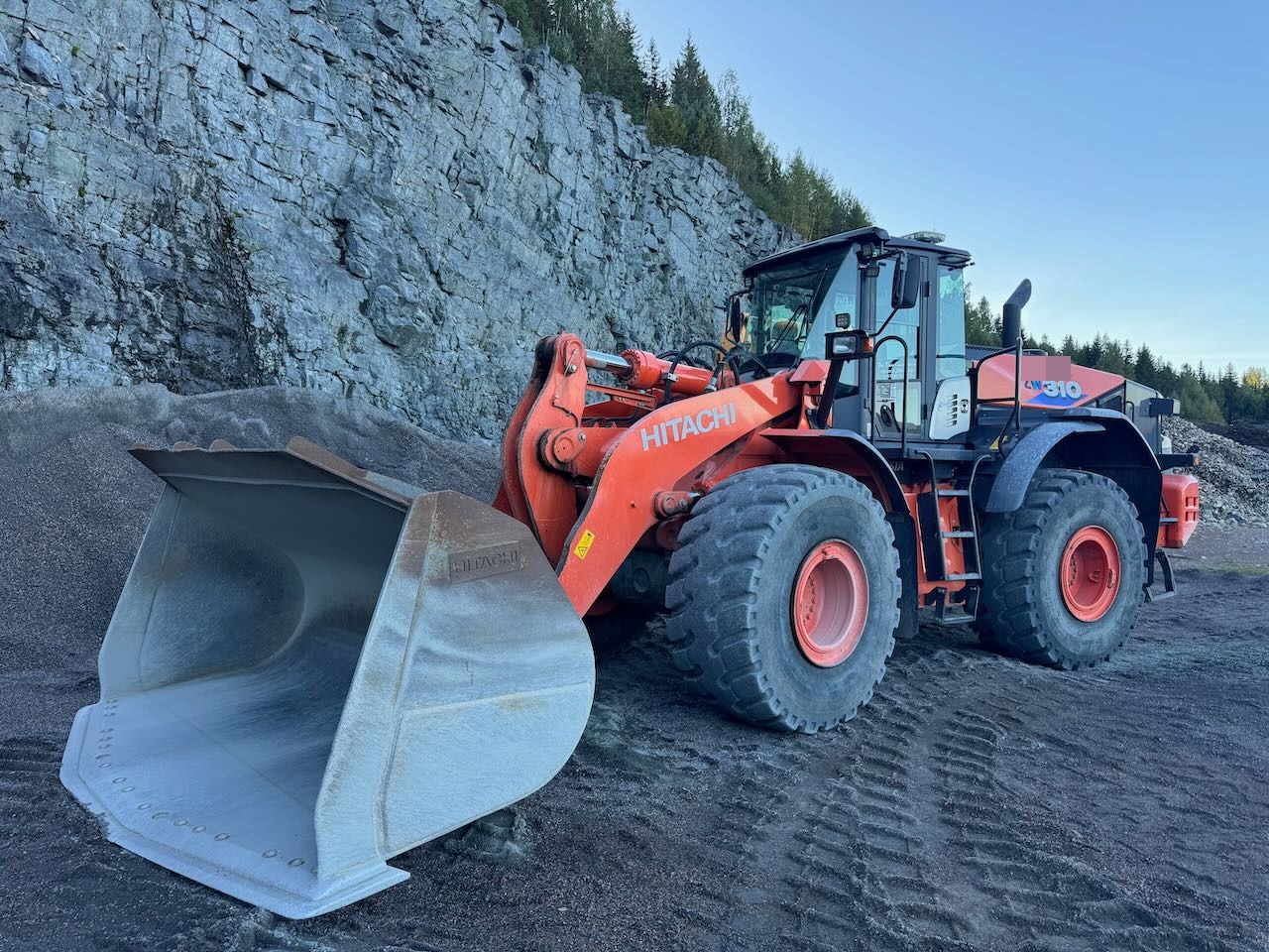 Hitachi ZW310 - Kolesni nakladalec: slika 1 Hitachi ZW310 - Kolesni nakladalec: slika 1