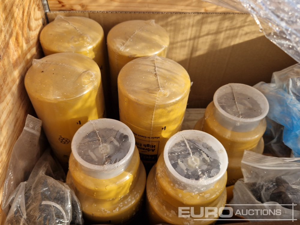CAT Pallet of Assorted Service / Maintance Parts - Rezervni deli: slika 3 CAT Pallet of Assorted Service / Maintance Parts - Rezervni deli: slika 3