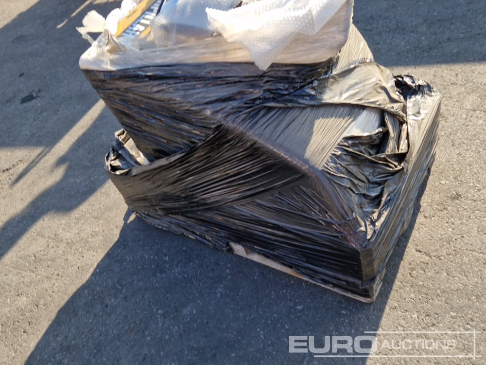 Unused Bonnet with Mirrors to suit CAT M322 - Rezervni deli: slika 4 Unused Bonnet with Mirrors to suit CAT M322 - Rezervni deli: slika 4