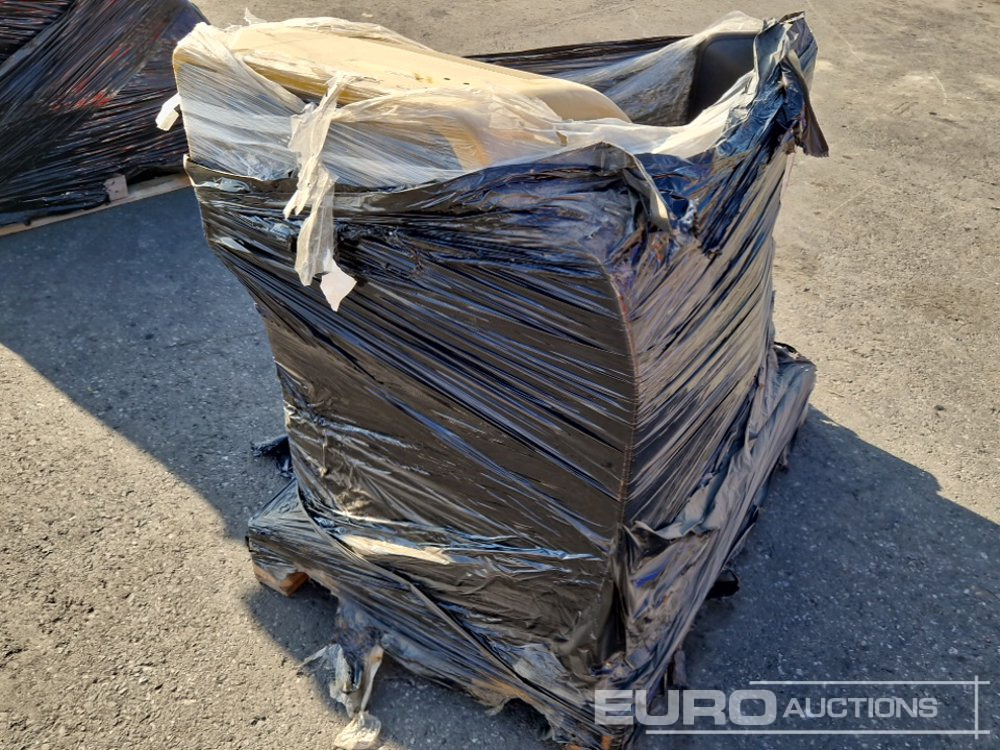 Unused Bonnet with Mirrors to suit CAT M322 - Rezervni deli: slika 3 Unused Bonnet with Mirrors to suit CAT M322 - Rezervni deli: slika 3