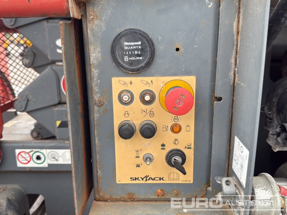 Dvižna ploščad 2015 SkyJack SJ6832RT: slika 21