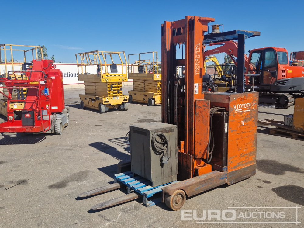 Toyota 16 1.6 Ton Electric Reach Forklift, 3 Mast, Forks, Charger - Viličar: slika 4 Toyota 16 1.6 Ton Electric Reach Forklift, 3 Mast, Forks, Charger - Viličar: slika 4