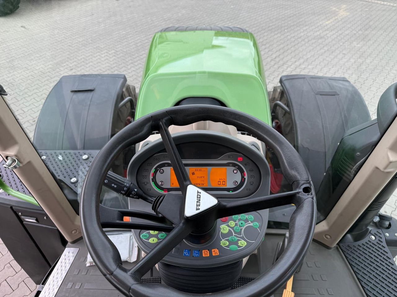 Fendt 724 Vario S4 - Traktor: slika 2 Fendt 724 Vario S4 - Traktor: slika 2