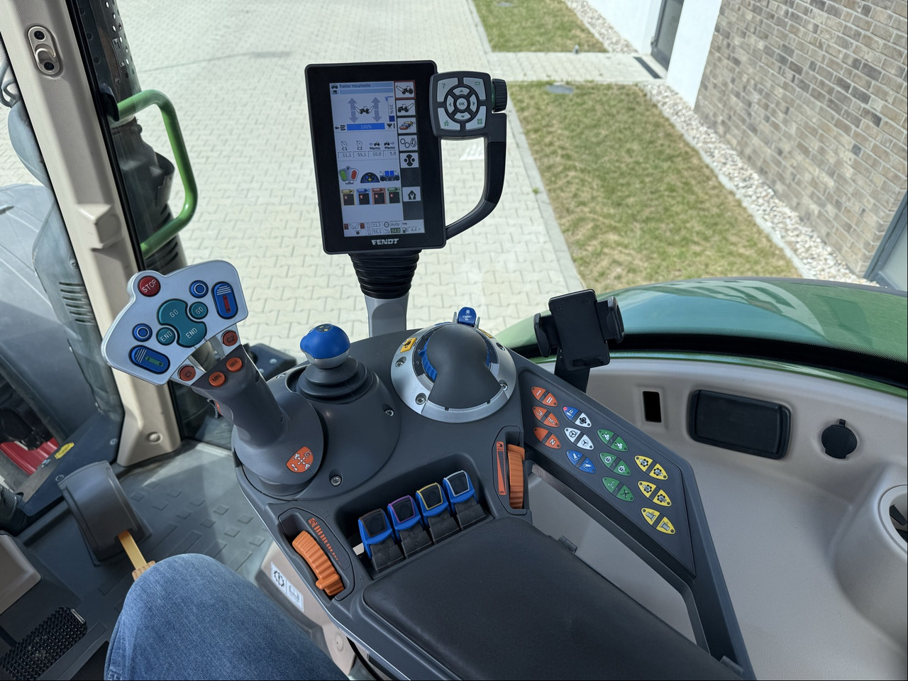 Fendt 724 Vario S4 - Traktor: slika 2 Fendt 724 Vario S4 - Traktor: slika 2