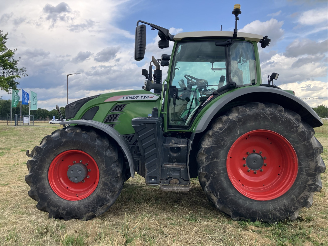 Fendt 724 Vario S4 - Traktor: slika 1 Fendt 724 Vario S4 - Traktor: slika 1