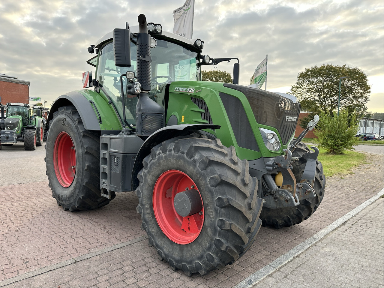 Fendt 828 Vario S4 - Traktor: slika 1 Fendt 828 Vario S4 - Traktor: slika 1