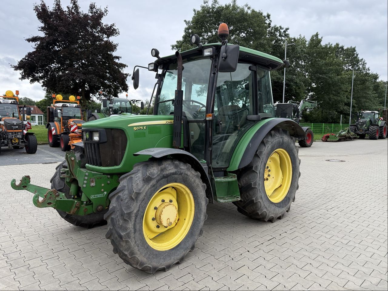 John Deere 5075E - Traktor: slika 1 John Deere 5075E - Traktor: slika 1