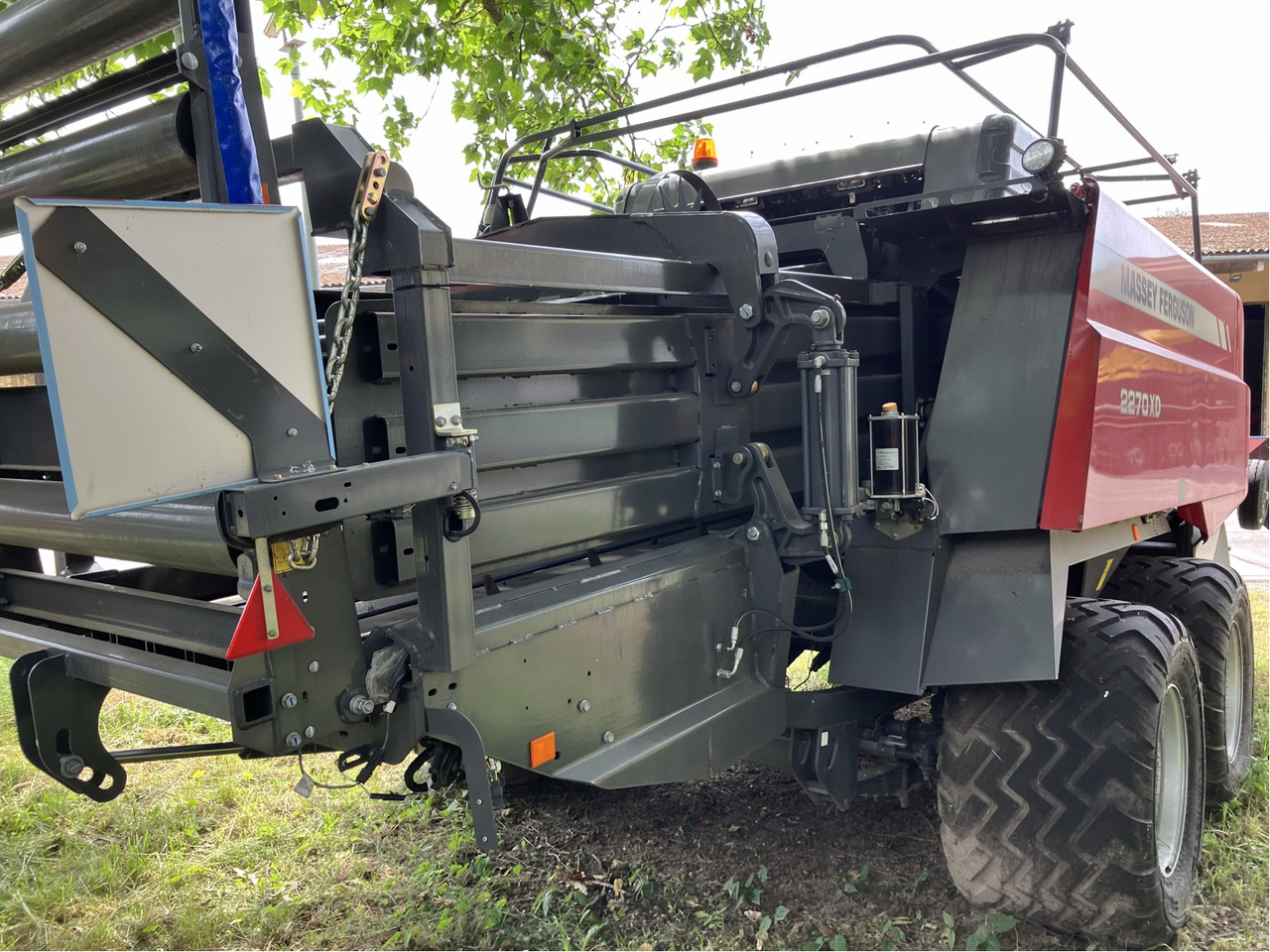 Massey Ferguson 2270 XDTC - Balirka za kvadratne bale: slika 4 Massey Ferguson 2270 XDTC - Balirka za kvadratne bale: slika 4