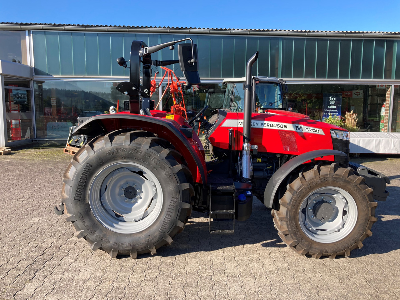 Massey Ferguson 4708 M Plattform Essential - Traktor: slika 1 Massey Ferguson 4708 M Plattform Essential - Traktor: slika 1