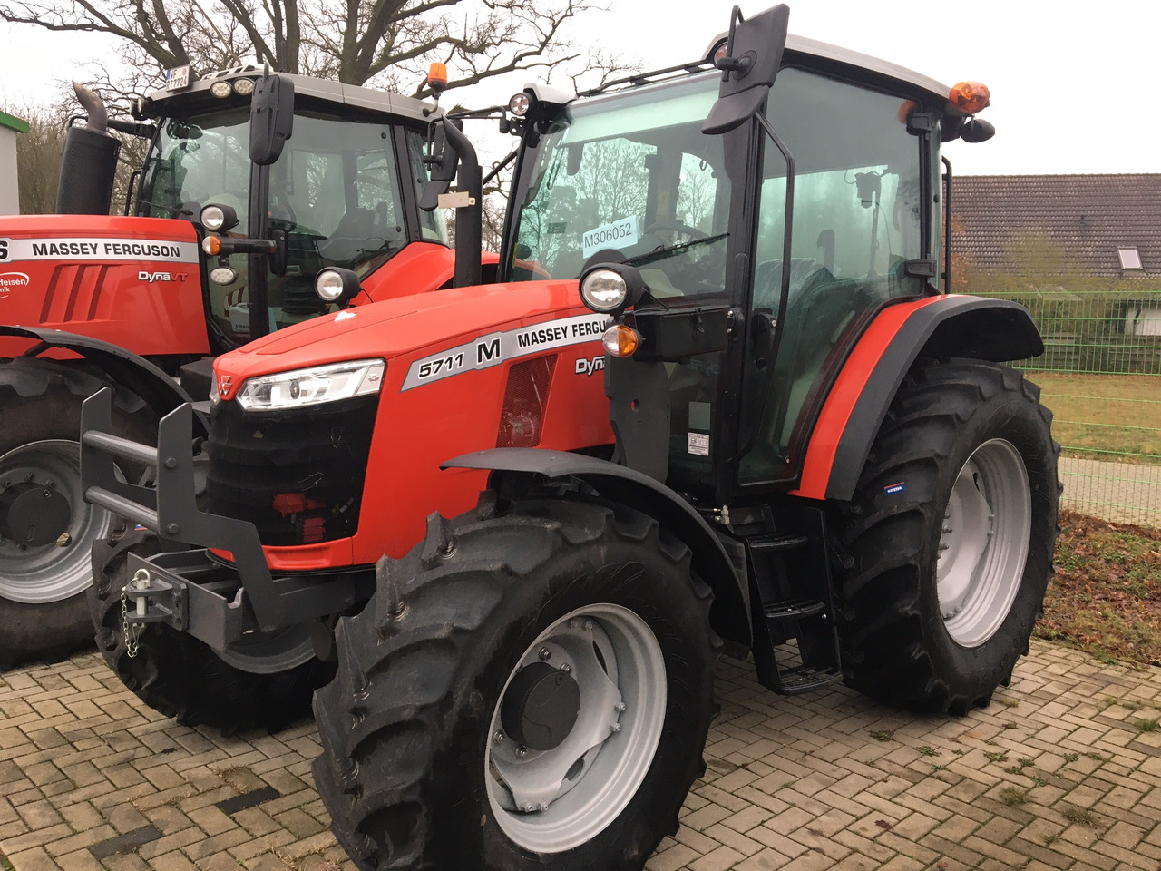 Massey Ferguson 5711 M Dyna-4 4WD Essent - Traktor: slika 1 Massey Ferguson 5711 M Dyna-4 4WD Essent - Traktor: slika 1