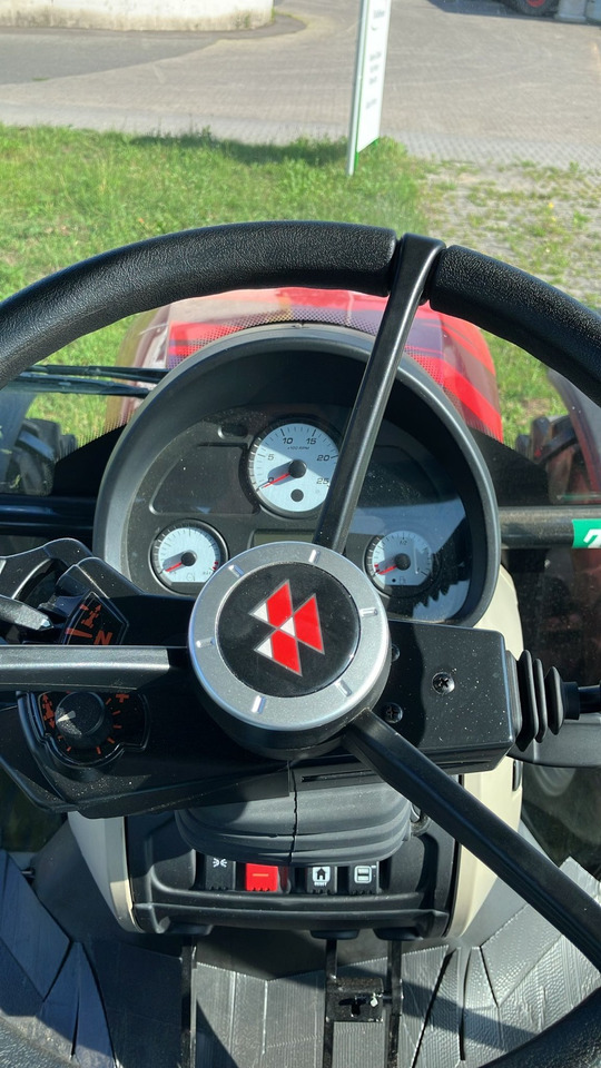 Massey Ferguson 5713M 4WD Cab Essential - Traktor: slika 2 Massey Ferguson 5713M 4WD Cab Essential - Traktor: slika 2