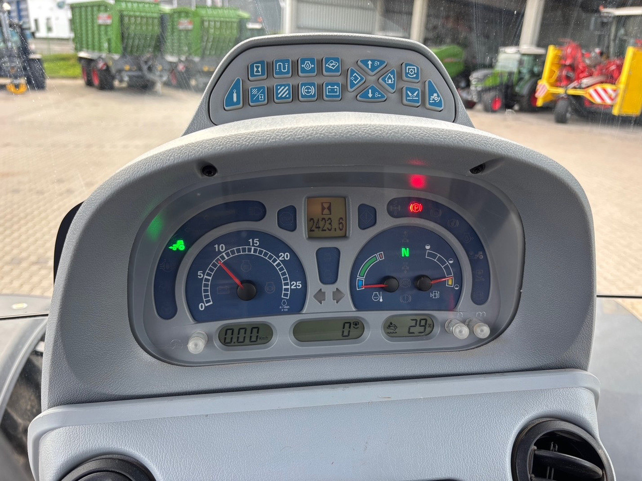 New Holland T6.140 Auto Command - Traktor: slika 2 New Holland T6.140 Auto Command - Traktor: slika 2