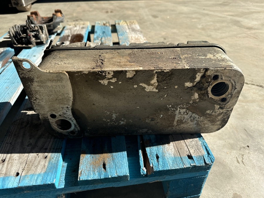 SCANIA OIL COOLER 1804210 - Menjalnik in deli za Tovornjak: slika 2 SCANIA OIL COOLER 1804210 - Menjalnik in deli za Tovornjak: slika 2
