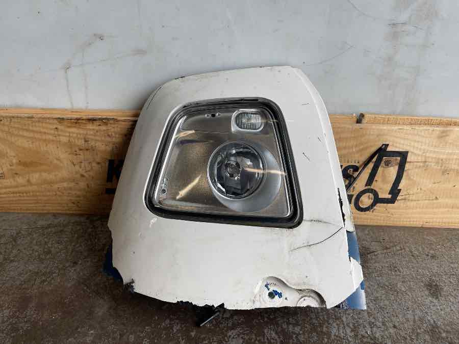 VOLVO FRONT LAMPE ROOF 82145721 - Luči/ Osvetlitev za Tovornjak: slika 1 VOLVO FRONT LAMPE ROOF 82145721 - Luči/ Osvetlitev za Tovornjak: slika 1