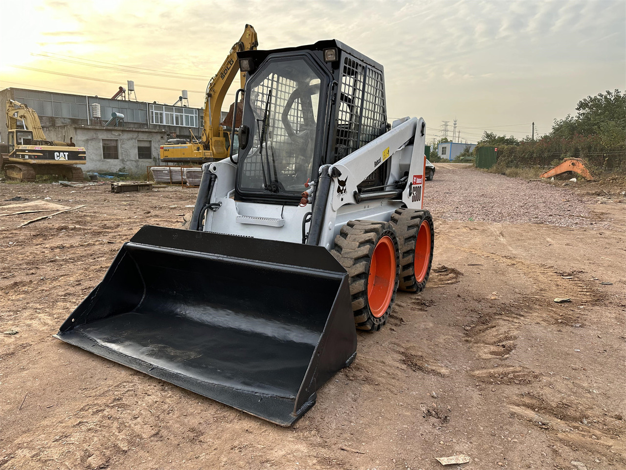 BOBCAT S300 - Mini nakladalec: slika 2 BOBCAT S300 - Mini nakladalec: slika 2