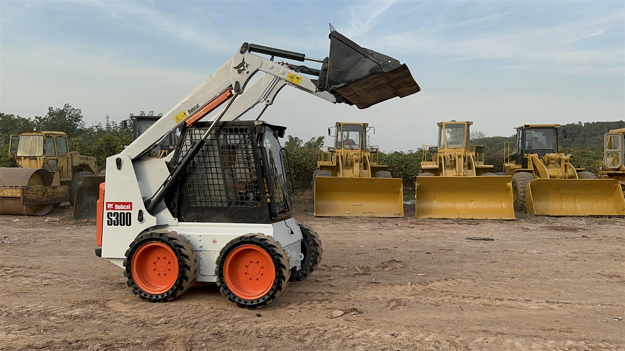 BOBCAT S300 - Mini nakladalec: slika 2 BOBCAT S300 - Mini nakladalec: slika 2