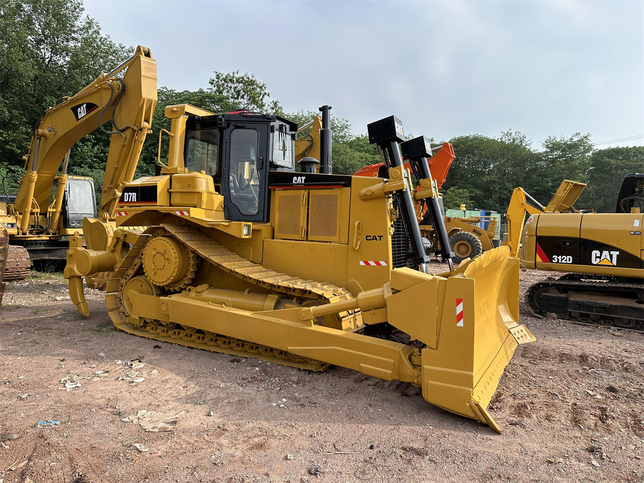 CATERPILLAR D7R - Buldožer: slika 1 CATERPILLAR D7R - Buldožer: slika 1