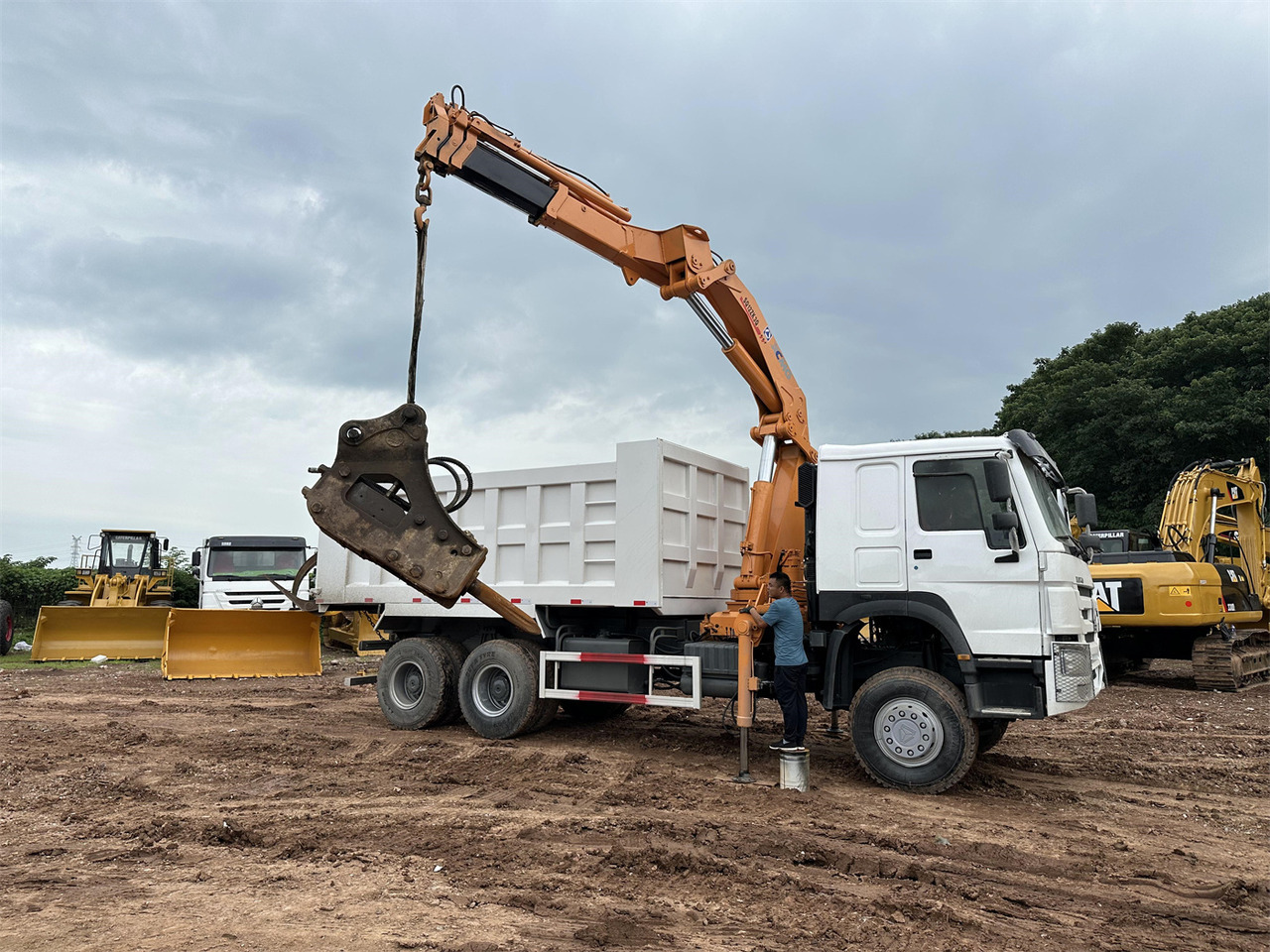 HOWO 371 Mounted Crane Dump truck - Tovornjak z dvigalom: slika 1 HOWO 371 Mounted Crane Dump truck - Tovornjak z dvigalom: slika 1
