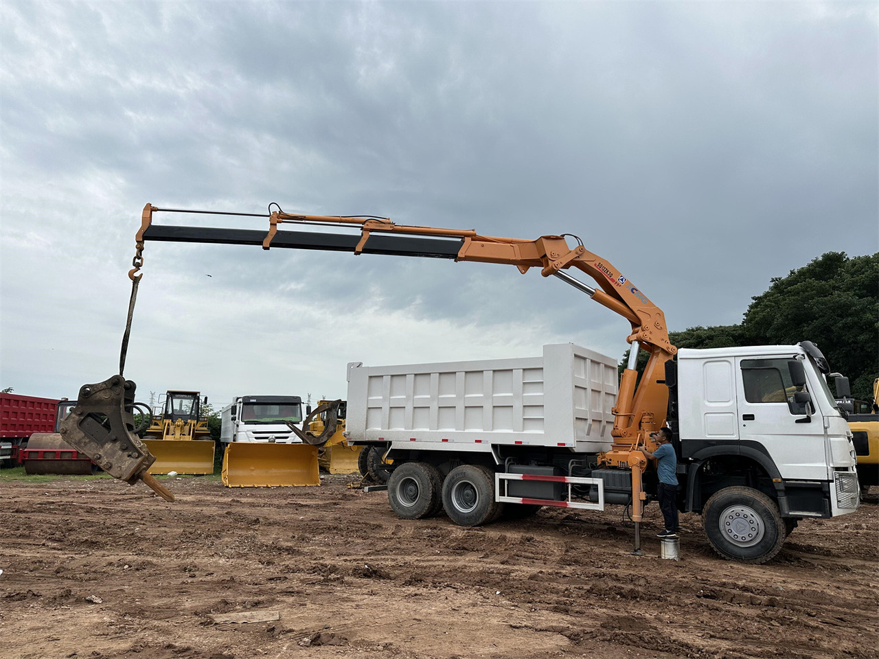 HOWO 371 Mounted Crane Dump truck - Tovornjak z dvigalom: slika 3 HOWO 371 Mounted Crane Dump truck - Tovornjak z dvigalom: slika 3